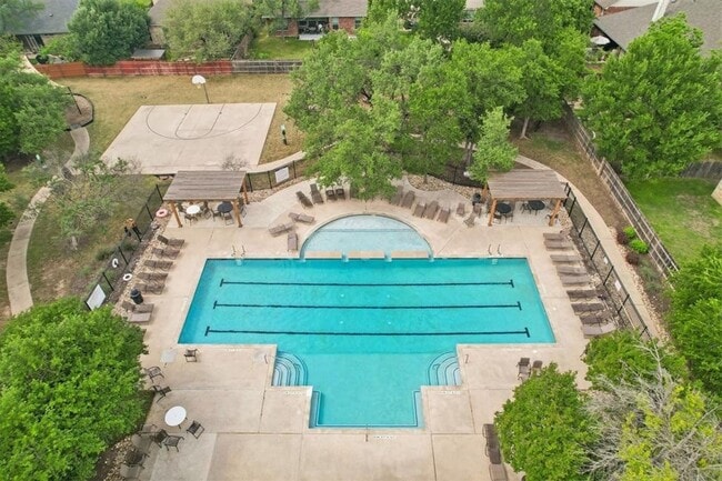 Building Photo - Red Oaks Subdivision / 5 bedrooms, 4 bathr...