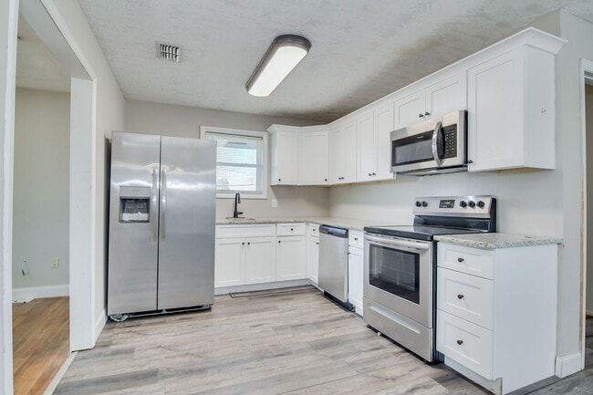 Building Photo - 208 Maywood Dr