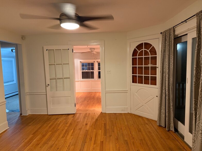 Building Photo - 555 Main St