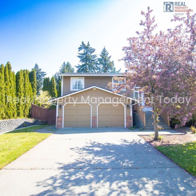 Building Photo - Charming 5 Bedroom + 2 Car Garage!