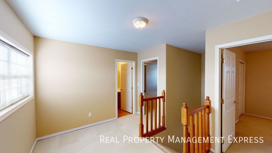 Building Photo - 305 N Pine Lake Dr