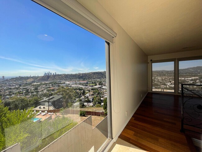 Building Photo - Gorgeous 5 Bed House - Amazing View!