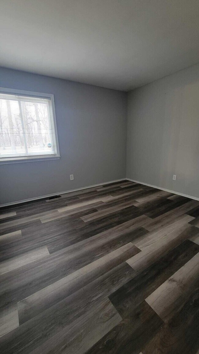 Building Photo - 655 Robinwood Dr