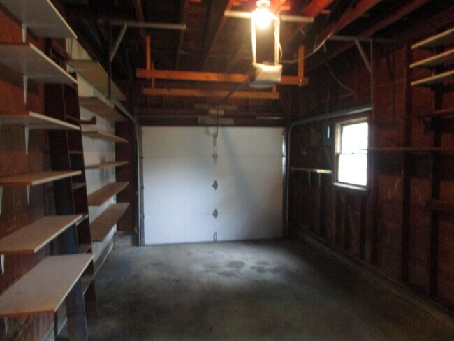 Building Photo - 305 Manor Dr
