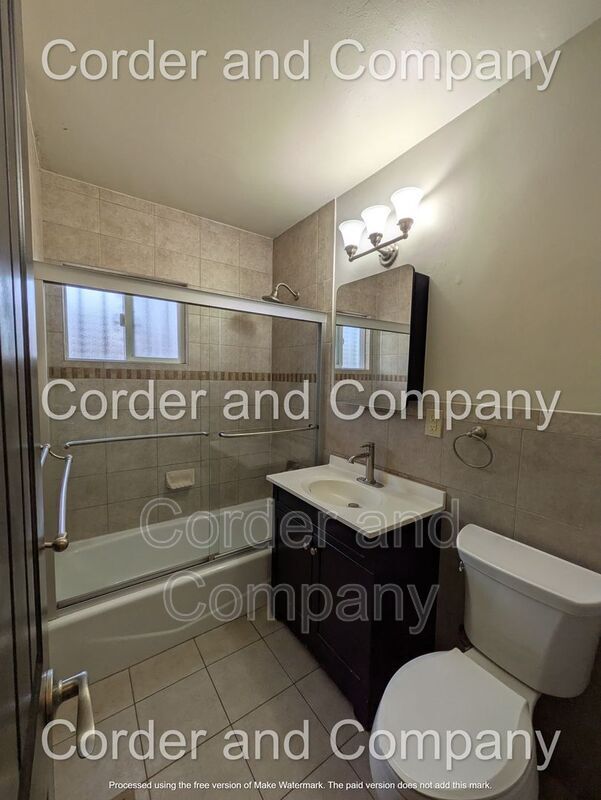 Building Photo - 302 Valencia Dr NE