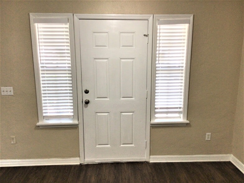 Building Photo - 245 Oak Run Ct