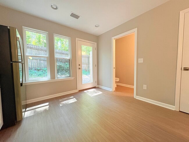 Building Photo - 1733 Beechwood Cir S