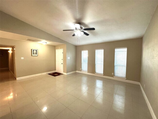 Building Photo - 423 Lee Dr