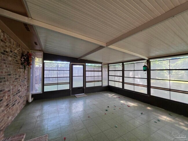 Building Photo - 5505 Fairview Dr
