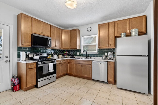 Building Photo - 146 W Felton Ave