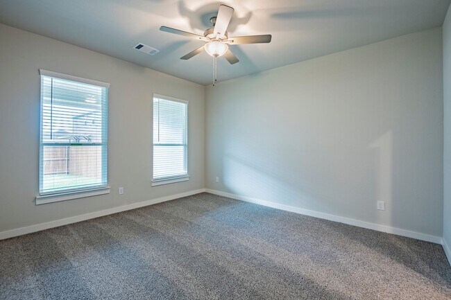 Building Photo - AVAILABLE NOW! GORGEOUS 4 BEDROOM DUPLEX L...