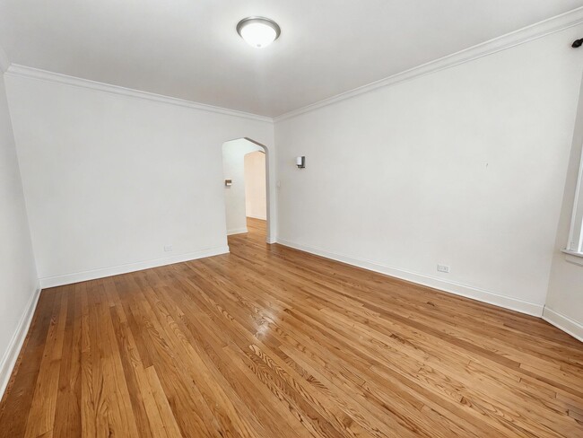 Building Photo - Spacious 2bed/1bath With Vintage Touches and Updated Kitchen