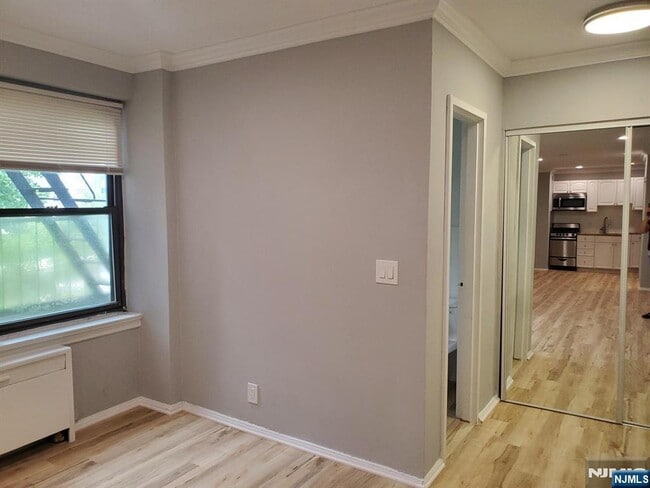 Building Photo - 3001 Edwin Ave