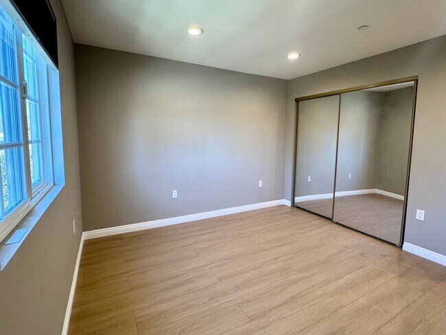 Building Photo - Beautiful remodeled 3 bedroom townhome in ...