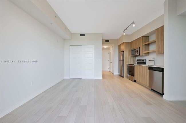 Building Photo - 555 NE 8th St