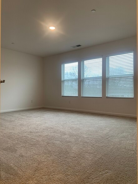 Building Photo - 7133 Mapleside Ln