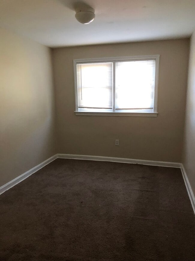 Building Photo - Welcome to 807 E 28th St!