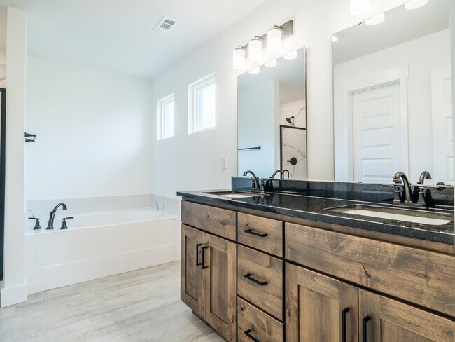 Building Photo - 1440 Emmerson St