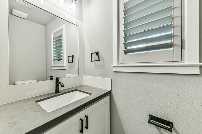 Building Photo - 4102 Honey Oaks Dr