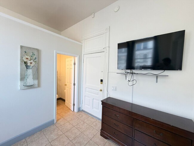 Building Photo - Furnished Unit for Rent in Historic Downtown Cole Block Building