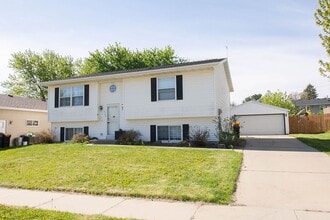 Building Photo - 4 bed 2 bed For Rent in Country Club Manor!