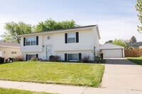 Building Photo - Pet friendly Country Club Manor home with fenced yard!