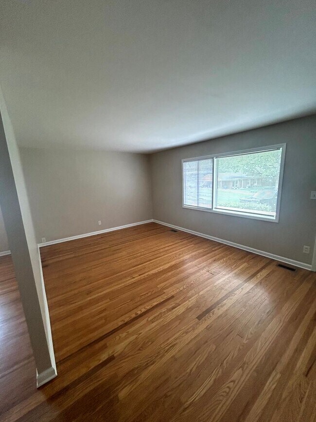 Building Photo - Beautiful 3-Bed Home in Prime Jeffersontown Location!