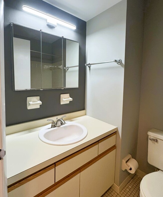 Building Photo - Spacious & Bright 2-Bedroom Condo with Wal...