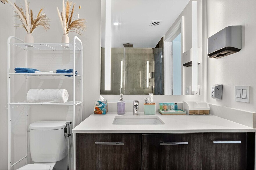 Building Photo - 404 NE 2nd Ave