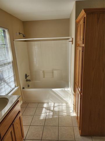 Building Photo - 704 S Dewey Ave