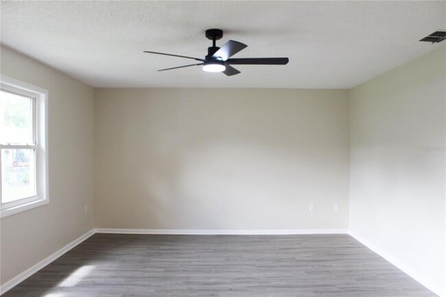 Building Photo - 608 Lark Dr