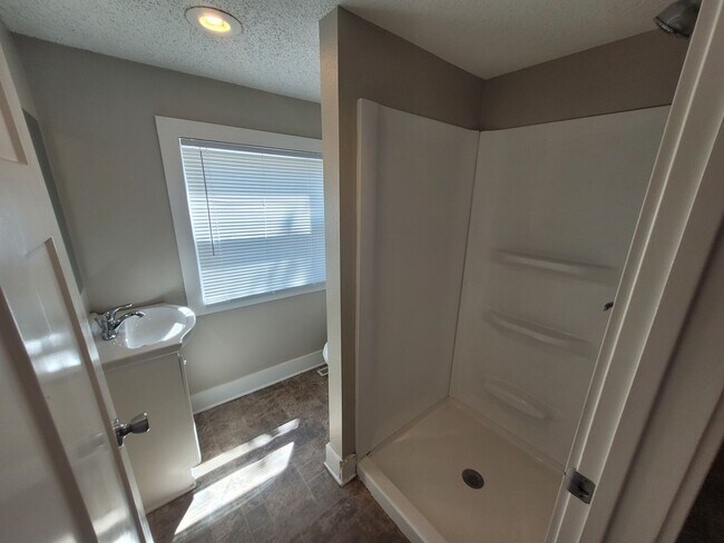 Building Photo - 2 Bedroom, 2 Bathroom Home with large garage!