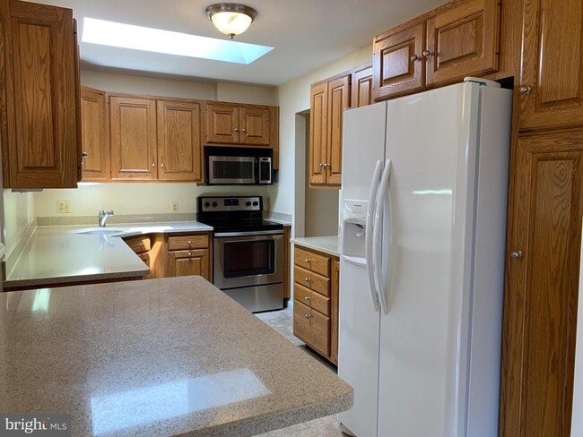 Building Photo - 1334 Mayflower Dr