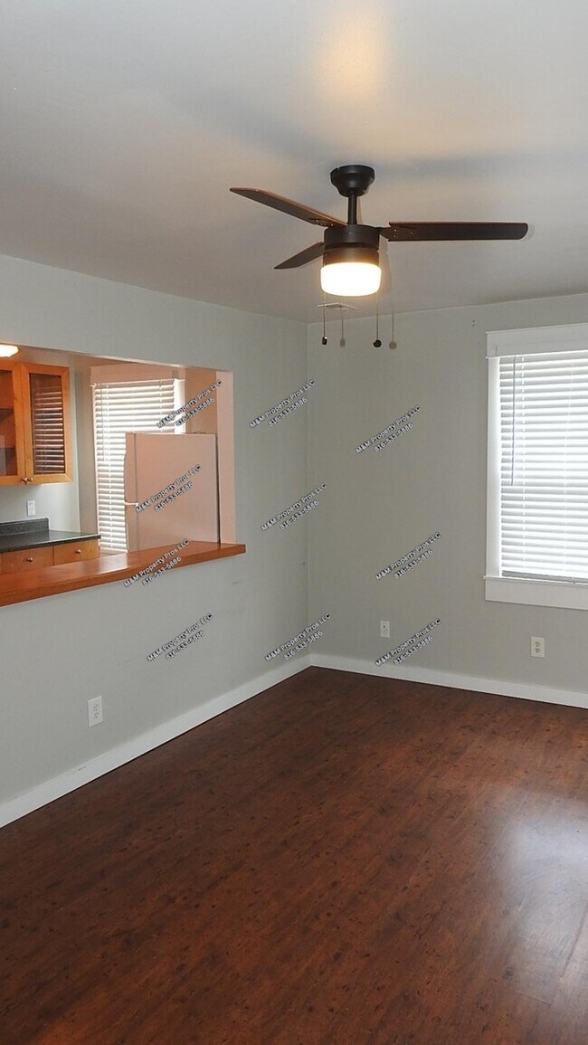Building Photo - Charming 2 bedroom and 1 bath top-floor duplex located on Holmes St Kansas City, MO