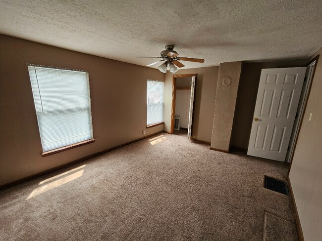 Building Photo - 214 N Vine St