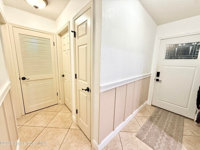 Building Photo - 1046 W Samms Ave