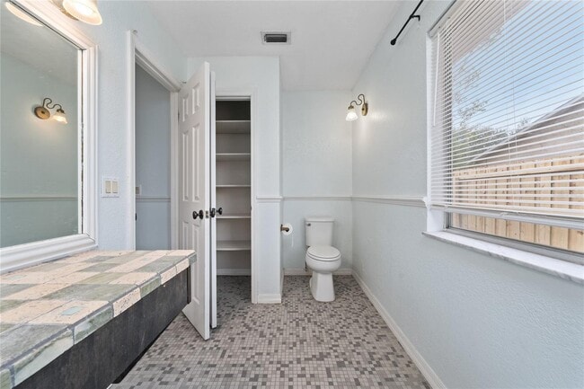 Building Photo - 245 Moonbeam Rd