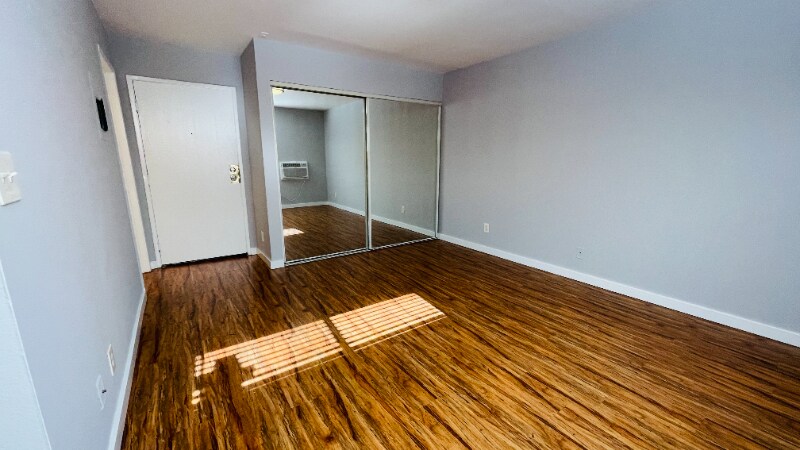 Building Photo - 7044 Hawthorn Ave