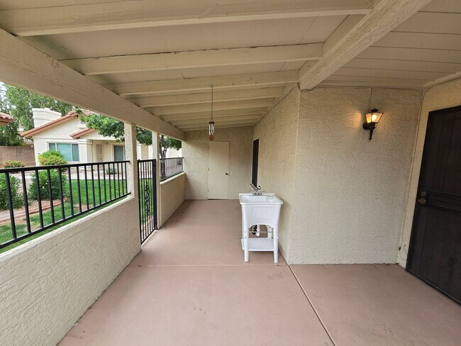 Building Photo - 1120 N Val Vista Dr