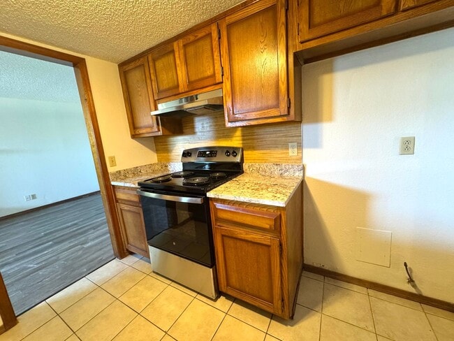 Building Photo - 3 bedroom 2 full bathroom Duplex home in B...