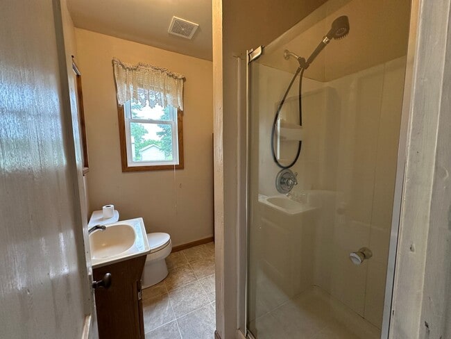 Building Photo - 2 Bedroom House in Webster City! $850