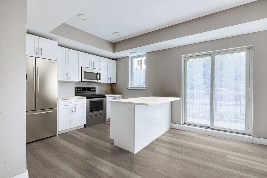 Building Photo - 1952 Bryn Mawr Ave