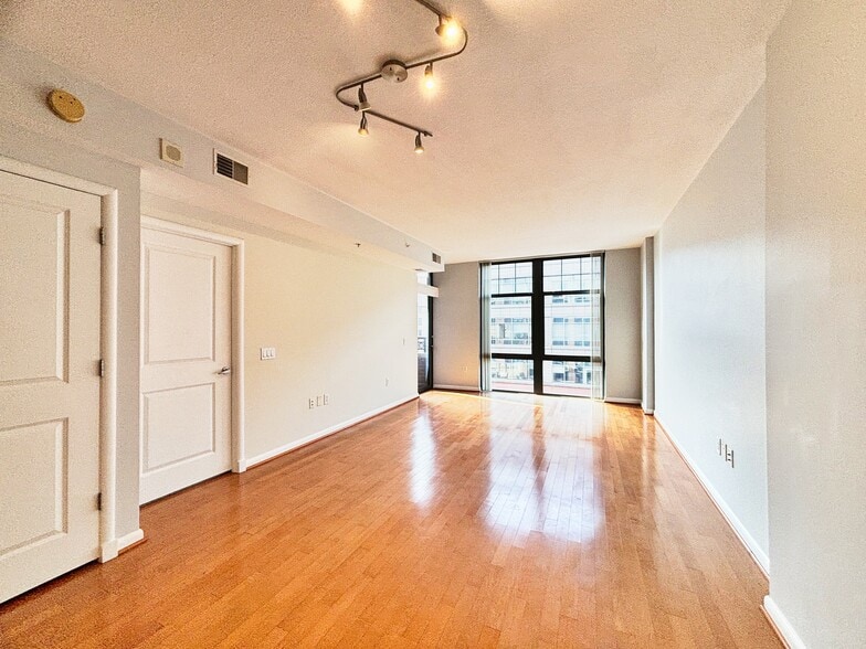 Building Photo - 1021 N Garfield St