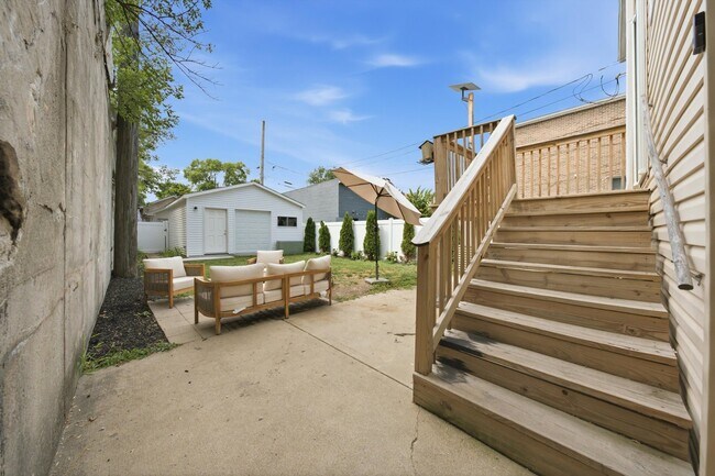 Building Photo - 437 W 44th Pl