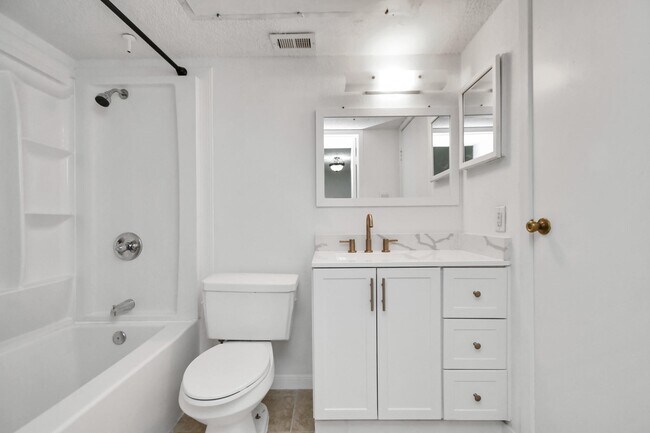 Building Photo - 10855 Meadowglen Ln