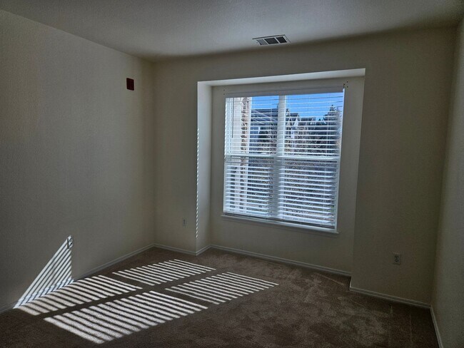 Building Photo - 2 bed 1.5 bath 2nd floor Condo.