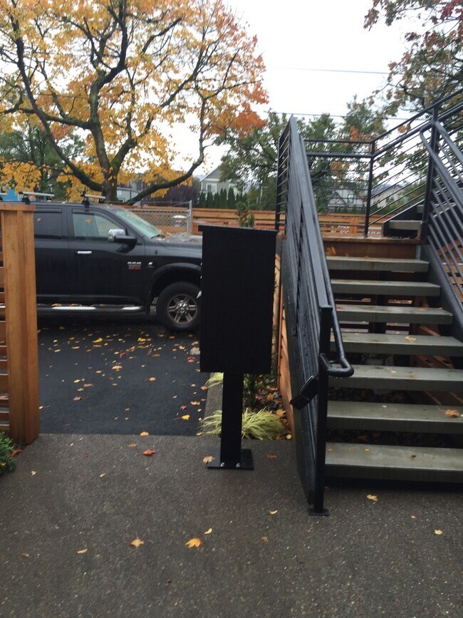 Building Photo - Modern PrivatePorch/Entry 2Br Hardwoods-Qu...
