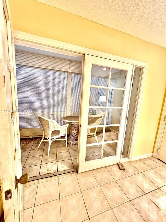 Building Photo - 6385 Bay Club Dr