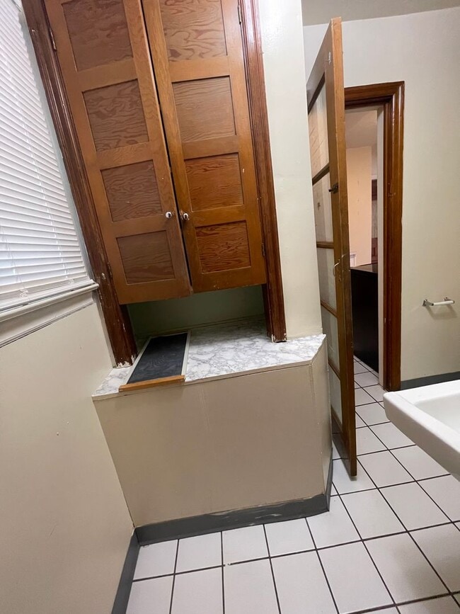 Building Photo - 4 bedroom 1 1/2 bath single family house with yard.