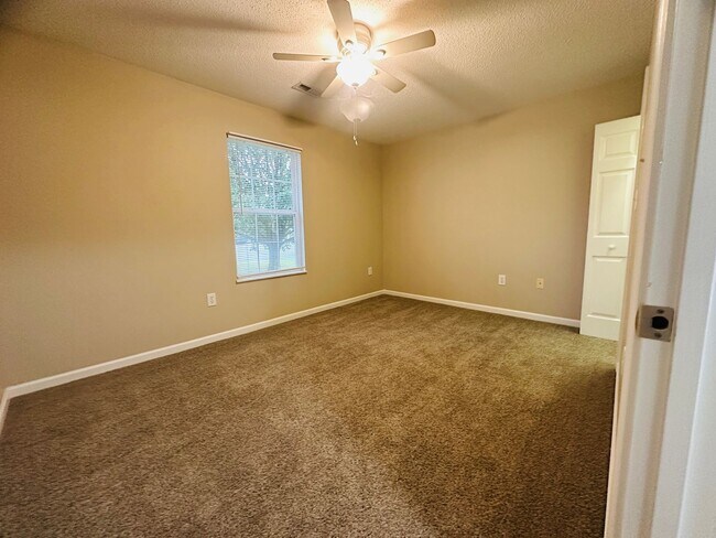 Building Photo - 3 bedroom, 2 bath w/ 2-car garage convenient to Sevier, Knox & Jefferson Counties - available now